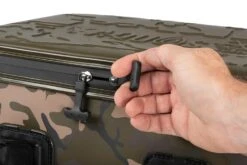 Fox Aquos Camolite Coolbag 20L -Sportvisserserdenhaag Winkel cev025 aquos camolite coolbag 20l zip puller detail 1